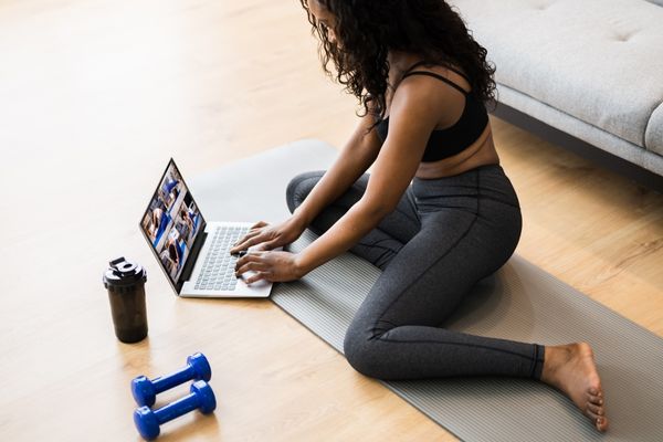 Mit Online-Trainingsprogramm ganz bequem zu Hause trainieren